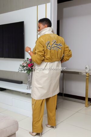 Oversize trenchcoat and wide open sweatpants